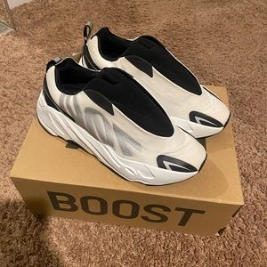 Yeezy 700 MNVN